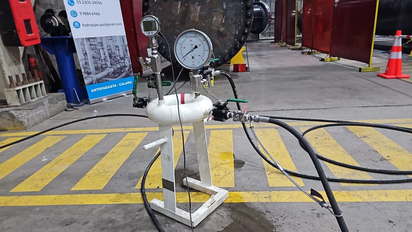 Arreglo de prueba con manómetro digital, manómetro de contrastación y válvulas