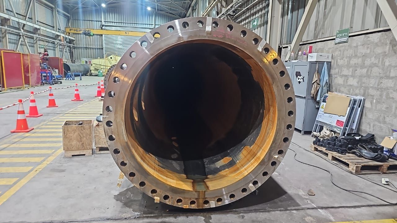 Spool de manifold de gran diámetro dispuesto para prueba hidrostática en maestranza