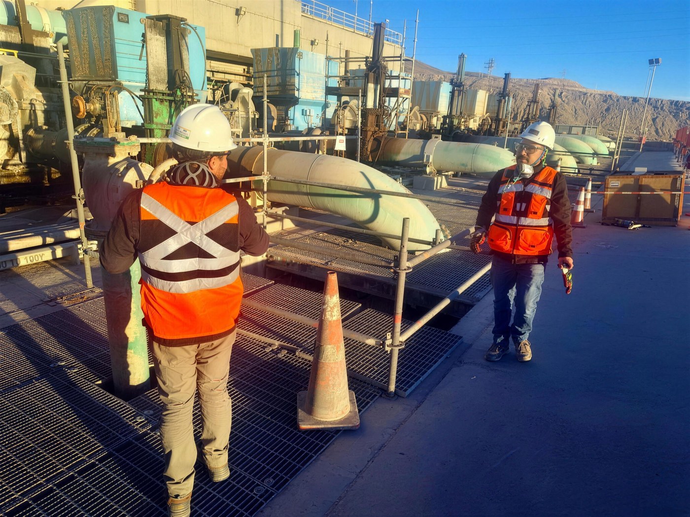 Ingenieros de HydroPipe inspeccionando líneas y válvulas del manifold de agua recuperada en terreno