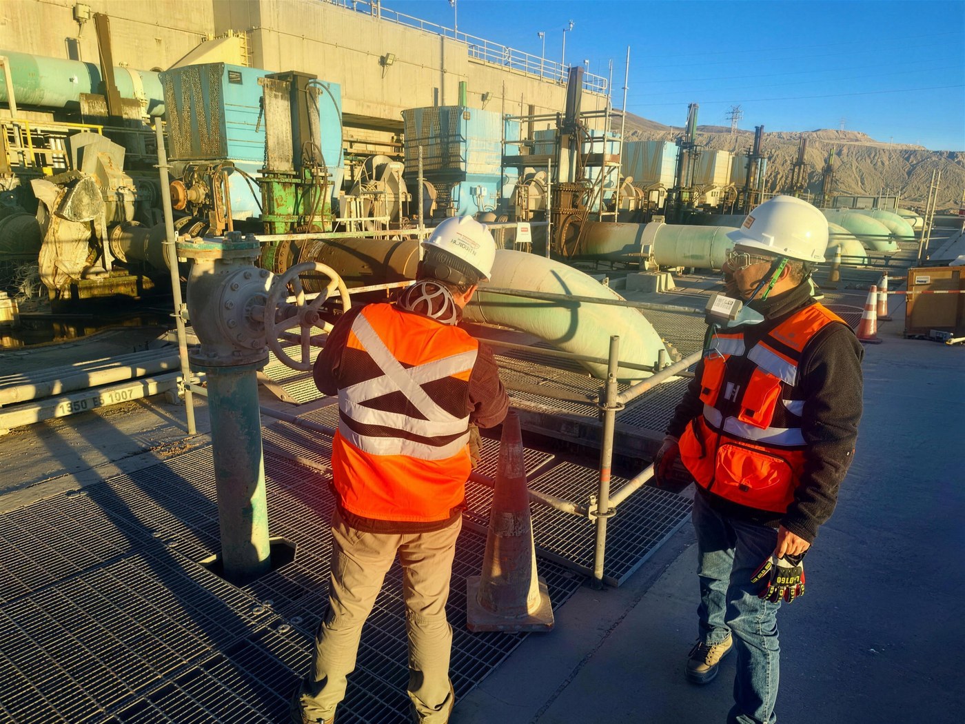 Equipo HydroPipe verificando el manifold en la estación de bombeo en terreno