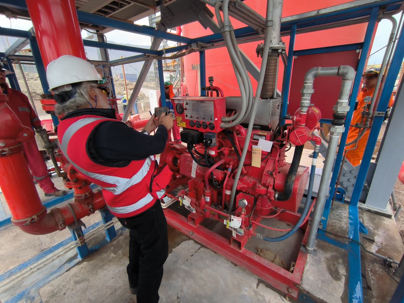 Técnico verificando el grupo motobomba diésel de un sistema contra incendio