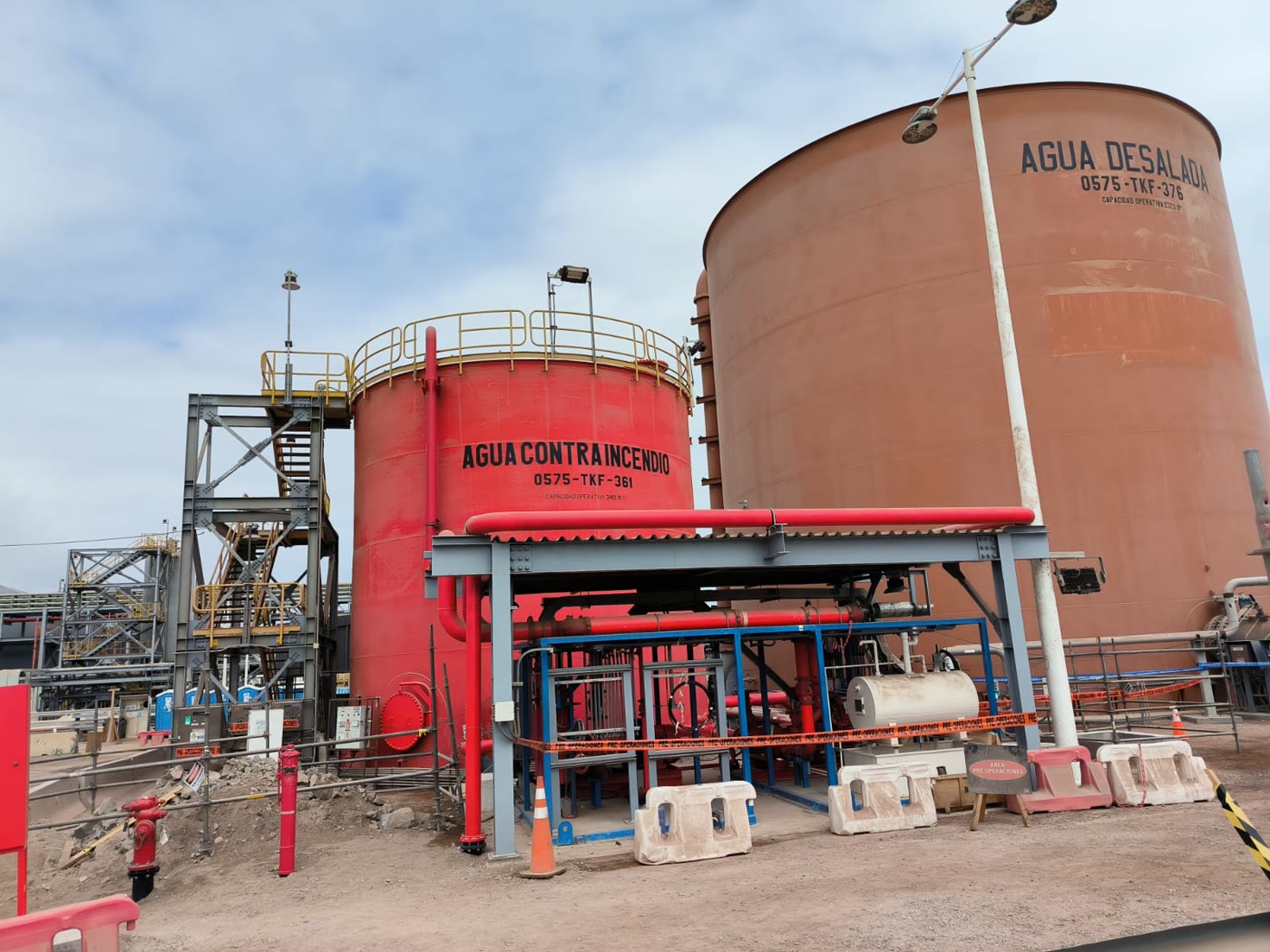 Estanque de agua contra incendio y sala de bombas de una red de protección contra incendio industrial