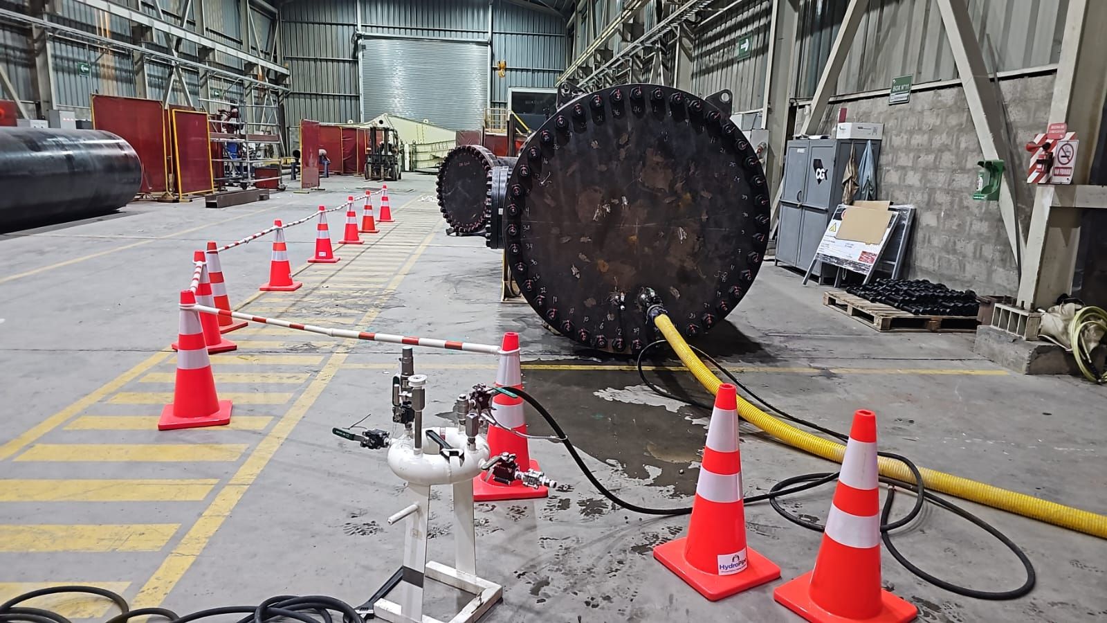 Área de prueba segregada con cabezales, instrumentación y spools del manifold