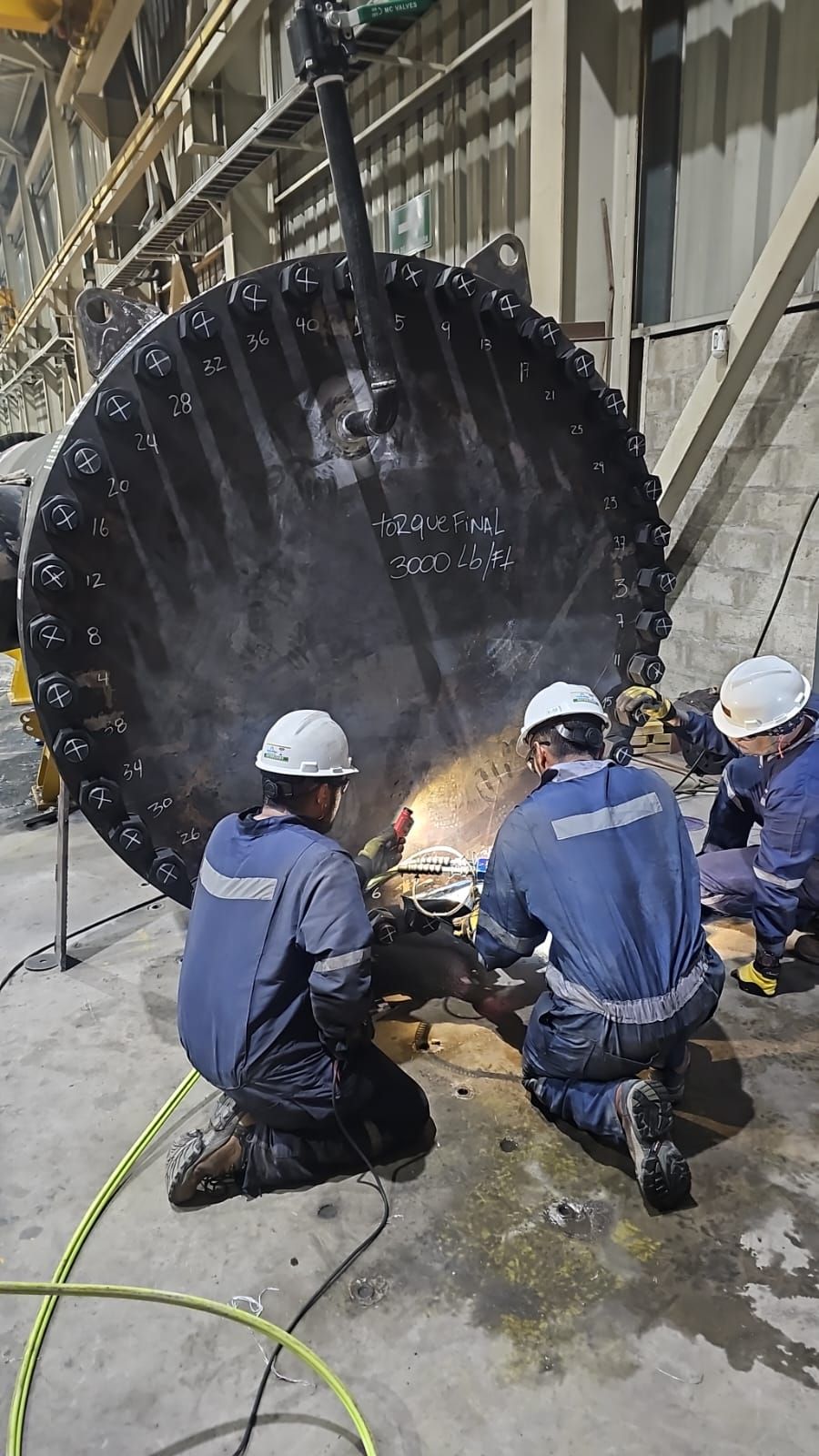 Cuadrilla ejecutando el torque final del cabezal de prueba a 3000 lb·ft